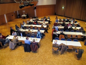 Blick auf die Anwesenden