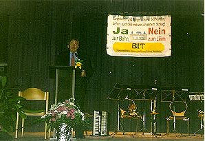 Herr Wohlh�ter vom Bayer. Rundfunk am Rednerpult