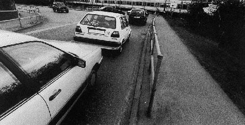 Autos stehen an der Bahnschranke - Copyright BIT